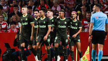 GRANADA, 18/09/23.- Los jugadores del Girona celebran un gol ante el Granada este lunes, durante un partido de LaLiga EA Sports 23/24, en el estadio Nuevo los Carmenes de Granada.EFE/ Miguel Angel Molina