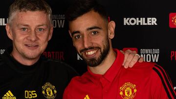 Solskjaer, t&eacute;cnico del United, ayer con Bruno Fernandes tras la firma. 