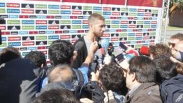 En Las Rozas. Sergio Ramos habló para los medios antes de pasar el reconocimiento con los médicos de la Selección y que finalmente descartaron su convocatoria.