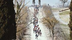 El pelotón durante Strade Bianche, clásica celebrada en Italia que se caracteriza por sus duros tramos de 'sterrato'.