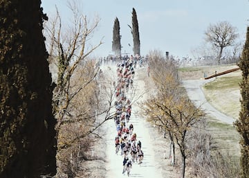 El pelotón durante Strade Bianche, clásica celebrada en Italia que se caracteriza por sus duros tramos de 'sterrato'.