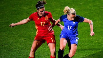 Mariona Caldentey, autora del gol español, pelea por un balón con Torrent.