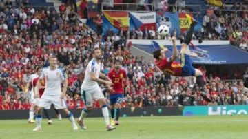 El jugador de España remata de chilena contra la República Checa durante la fase de grupos de la Eurocopa 2016.
