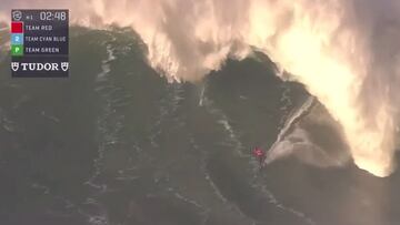 El surfista brasileño Lucas 'Chumbo' Chianca surfeando una ola justo antes de sufrir un wipeout en Nazaré (Portugal) durante el tow surfing challenge 2021 de la WSL.