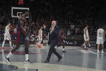 Khalifa Diop, pívot del Baskonia, y su entrenador Pablo Laso.