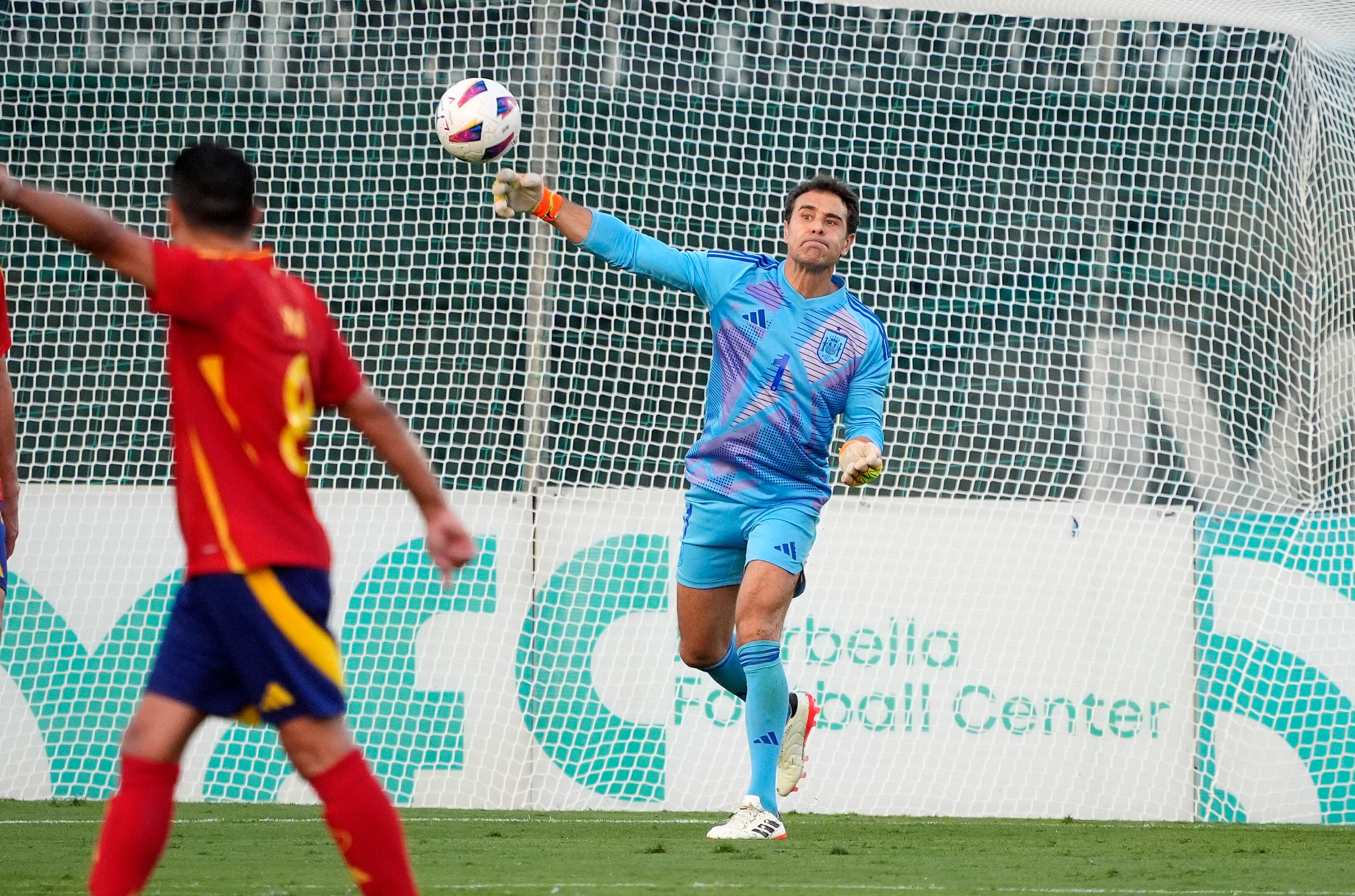 Aranzubia teme la marcha de Nico Williams al Barça: “No se sabe, todo apunta a que sí” Aranzubía saca con la mano. Xavi dirige.