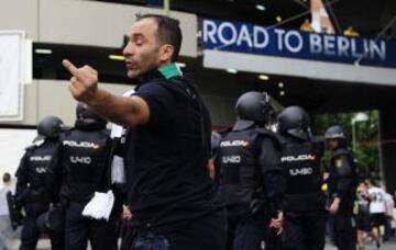 Incidentes entre policía y afionados italianos antes del comienzo del partido de semifinales de Champions League Real Madrid-Juventus.