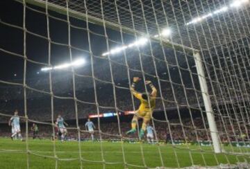 Tiro al palo de Neymar. 