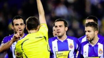 <b>INDIGNACIÓN. </b>Rubinos Pérez le mostró tarjeta a Víctor y Moisés después del penalti. Los pericos le protestaron la decisión al colegiado.