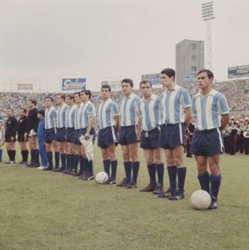 Con la Selección Argentina debutó en mayo de 1964, en Lima, integrando la selección juvenil que disputaba la clasificación para las Olimpiadas de Tokio. Disputó 37 partidos con ella y fue el baluarte del equipo en los Mundiales de 1966 y 1974. También estuvo presente en las eliminatorias del Mundial de 1970 en 1969, donde Argentina caería frente a un extraordinario equipo peruano.