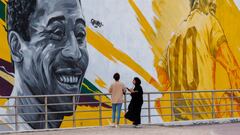 DOHA, QATAR - NOVEMBER 18: Fans observe a mural of football legend Pele ahead of the FIFA World Cup Qatar 2022 on November 18, 2022 in Doha, Qatar. (Photo by Buda Mendes/Getty Images)