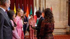 OVIEDO, 20/10/2023.- Los Reyes, Felipe y Letizia, la princesa de Asturias, Leonor, y la infanta Sofía reciben en audiencia al galardonado con el premio Príncesa de Asturias de los Deportes, Eliud Kipchoge (2d), en el Hotel de la Reconquista de Oviedo este viernes. Este es uno de los actos previos a la entrega de los Premios Princesa de Asturias, que tendrá lugar esta tarde. EFE/ Andrés Ballesteros
