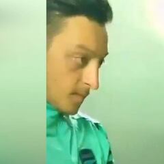 Ozil no terminaba de creerlo: la surrealista petición del árbitro en el túnel