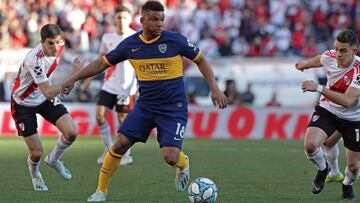 Boca Juniors&#039; Colombian defender Frank Fabra  (C) controls the ball next River Plate&#039;s Colombian forward Rafael Borre (R) and midfielder Ignacio Fernandez during their Argentina First Division 2019 Superliga Tournament football match at the Monu