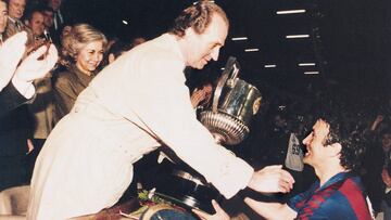 El Rey Juan Carlos entrega a Alexanco el trofeo de Copa de la temporada 1989-90.