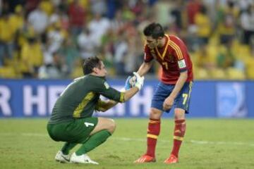 David Villa intenta animar al portero Roche de Tahití tras finalizar el encuentro.