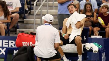 NEW YORK, NEW YORK - SEPTEMBER 04: Pablo Carreno Busta of Spain cools down against Karen Khachanov of Russia during their Men's Singles Fourth Round match on Day Seven of the 2022 US Open at USTA Billie Jean King National Tennis Center on September 04, 2022 in the Flushing neighborhood of the Queens borough of New York City.   Julian Finney/Getty Images/AFP
== FOR NEWSPAPERS, INTERNET, TELCOS & TELEVISION USE ONLY ==