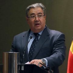 Zoido anuncia una reunión entre el Ministerio, RFEF, UEFA y Liga para evitar la violencia