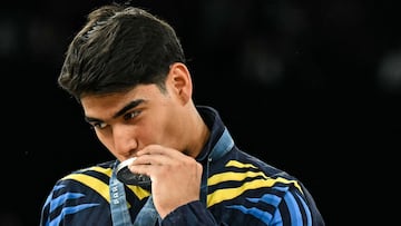 Colombia's Angel Barajas poses with his silver medal during the podium ceremony for the artistic gymnastics men's horizontal bar event of the Paris 2024 Olympic Games at the Bercy Arena in Paris, on August 5, 2024. (Photo by Gabriel BOUYS / AFP)