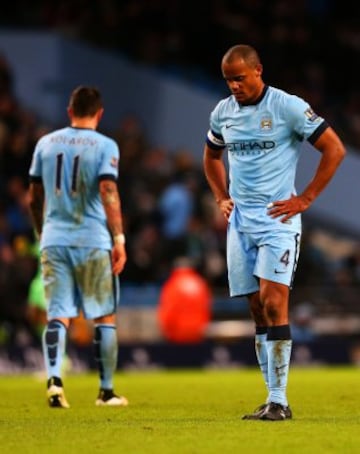 Vincent Kompany se lamenta. Fue una jornada desastrosa para el City.