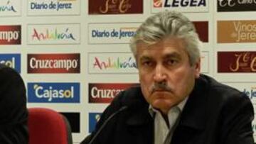 <b>CARIACONTECIDOS . </b>Martín Matos y Rafael Mateos ayer durante la rueda de prensa en la que informaban de que no avalarían los despidos.