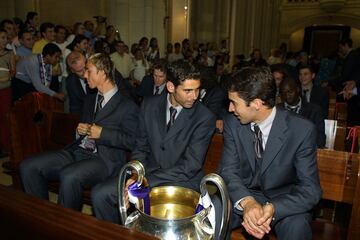 Junto a Hierro y Raúl con la Novena Copa de Europa del club blanco en la tradicional ofrenda a la Almudena. 3 Copas de Europa adornan su palmarés.