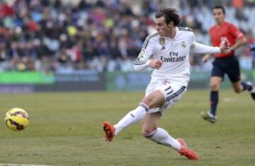 El jugador galés del Real Madrid, Gareth Bale, golpea el balón durante el partido de la decimonovena jornada de la Liga BBVA.