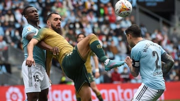 Borja Iglesias, ante Aidoo.