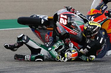 Con las eficaces medidas de seguridad actuales, el mayor riesgo de las carreras de motos hoy son las colisiones entre pilotos, los atropellos. Como el de la prueba de Moto2 en MotorLand, con Kasma Daniel rodando por el asfalto mientras que Thomas Luthi le pasa por encima. Por fortuna, solo un susto esta vez. 