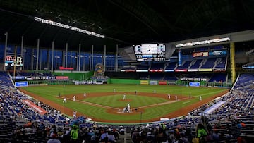 Lo más icónico del estadio es la escultura de $2.5 millones de dólares que resguarda todos los toletazos que salen del campo. El recinto presenta gradas a los costados de la zona que les permiten a los aficionados recibir todas las pelotas y llevárselas de souvenir a su casa mientras disfrutan de una gran vista del parque.
