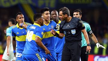 Los jugadores de Boca protestan al árbitro Fernando Rapallini.