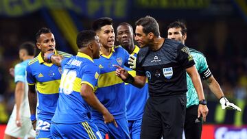 Soccer Football - Argentine Super Cup - Boca Juniors v Racing Club - Hazza bin Zayed Stadium, Al Ain, United Arab Emirates - January 20, 2023 Boca Juniors' Frank Fabra and teammates remonstrate with referee Fernando Rapallini REUTERS/Rula Rouhana