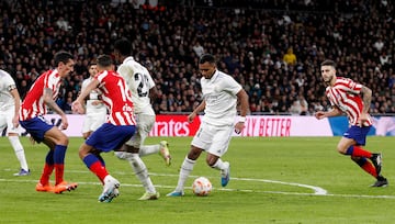 1-1. Secuencia de los regates de Rodrygo para anotar el primer gol. En la imagen, el brasileño se va por la derecha del defensa montenegrino.