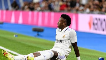 Vinicius, en el suelo en una de las faltas que recibió contra el Cádiz.