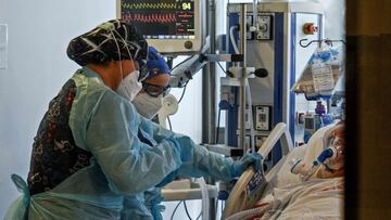 Nurses check the intubation of a patient infected with COVID-19 at the Intensive Care Unit (UCI) of the Guillermo Grant Benavente Hospital in Concepcion, Chile, on April 12, 2021. - An increasing COVID-19 death toll is leaving the Chilean healthcare syste