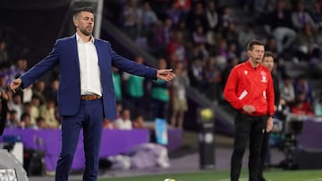 Real Valladolid's Uruguayan coach Paulo Pezzolano gestures during the Spanish league football match between Real Valladolid FC and Club Atletico de Madrid at the Jose Zorilla stadium in Valladolid on April 30, 2023. (Photo by CESAR MANSO / AFP)