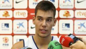 El pívot Willy Hernangómez, atiende a los medios después del primer entrenamiento de la Selección española.