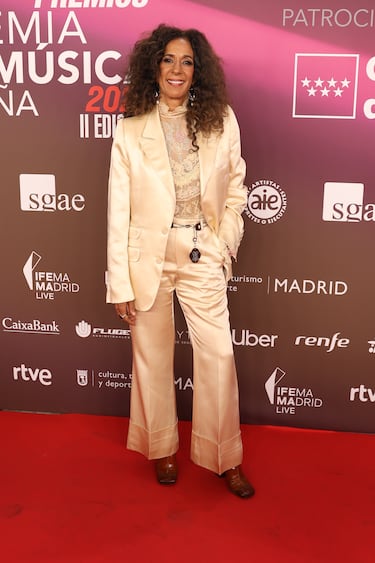 Rosario Flores posando en la alfombra roja de los Premios de la Academia de la Música de España.