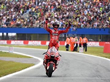 Celebración de Francesco Bagnaia en el Gran Premio de Países Bajos tras proclamarse campeón.