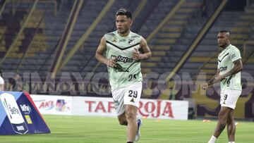 Teófilo Gutiérrez calentando antes de un partido con Deportivo Cali por Liga BetPlay.