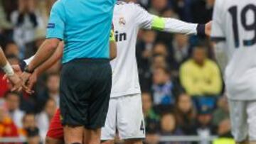 El noruego Moen muestra la casrtulina amarilla a Sergio Ramos.