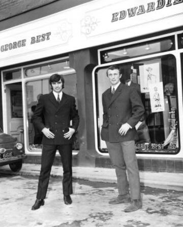 George Best con Mike Summerbee en la inauguración de una nueva tienda de moda en Manchester en 1967.