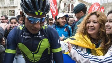 Nairo Quintana posa con los aficionados tras el Trofeo Serra de la Tramuntana, disputado entre las localidades de Soller y Deia.