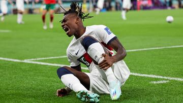 Rafael Leao, jugador de la selección portuguesa, se duele en el suelo de una entrada durante el partido contra Marruecos.