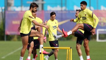 BARCELONA, SPAIN - MAY 25: In this handout provided by FC Barcelona Lionel Messi (3dR) of FC Barcelona exercises with teammates Jordi Alba (R), Junior Firpo (R), Arturo Vidal (3dL) and Gerard Pique (L) during a training session on May 22, 2020 in Barcelo