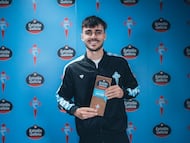 Miguel Román posa con el Premio Estrella Galicia a mejor jugador de febrero