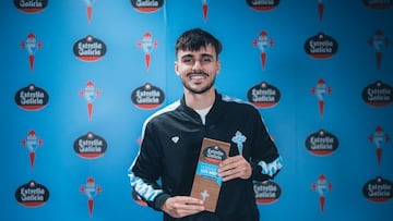 Miguel Román posa con el Premio Estrella Galicia a mejor jugador de febrero