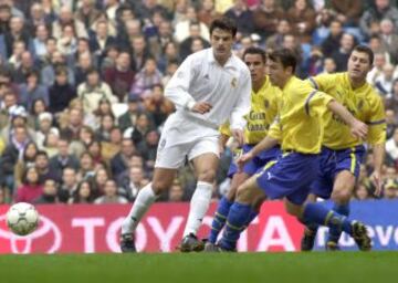 Fernando Morientes intenta alcanzar el balón perseguido por Ángel, protagonista involuntario al marcar el quinto gol en propia puerta, Schürrer y Josico.