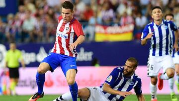 Atletico Madrid's midfielder Gameiro (L) vies with Deportivo Alaves' defender Laguardia during the Spanish league football match Club Atletico de Madrid vs Deportivo Alaves at the Vicente Calderon stadium in Madrid on Ausgut 21, 2016. / AFP PHOTO / PIERRE-PHILIPPE MARCOU