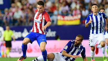 Atletico Madrid&#039;s midfielder Gameiro (L) vies with Deportivo Alaves&#039; defender Laguardia during the Spanish league football match Club Atletico de Madrid vs Deportivo Alaves at the Vicente Calderon stadium in Madrid on Ausgut 21, 2016. / AFP PHOTO / PIERRE-PHILIPPE MARCOU